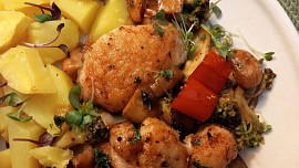 Kuřecí maso se žampiony a zeleninou na másle