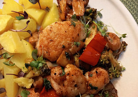 Kuřecí maso se žampiony a zeleninou na másle