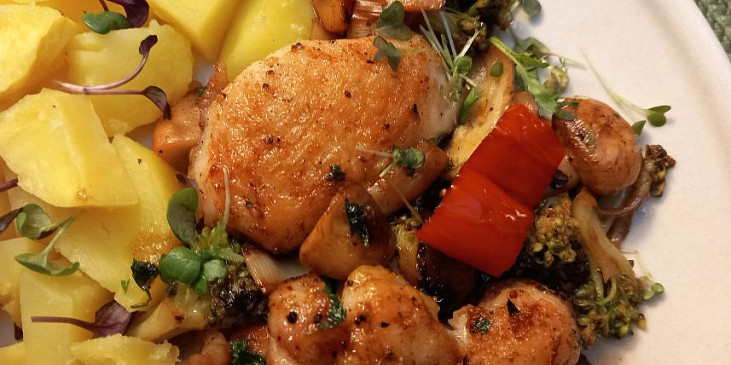 Kuřecí maso se žampiony a zeleninou na másle