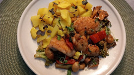 Kuřecí maso se žampiony a zeleninou na másle