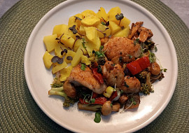 Kuřecí maso se žampiony a zeleninou na másle