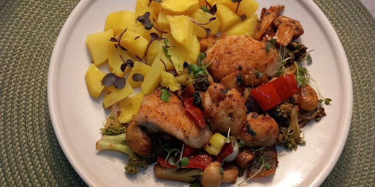 Kuřecí maso se žampiony a zeleninou na másle