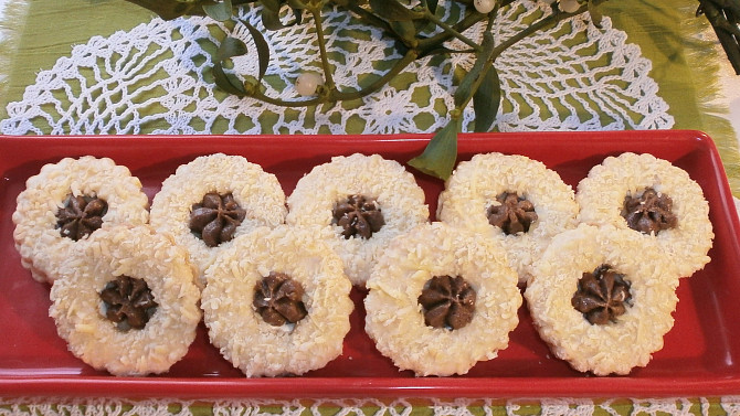 Linecké cukroví s nastrouhanými mandlemi