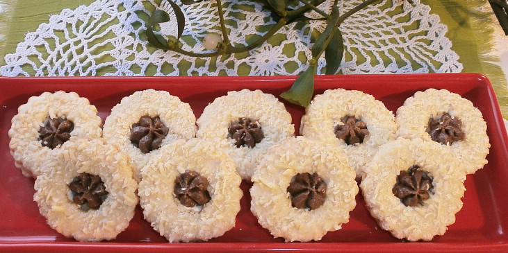 Linecké cukroví s nastrouhanými mandlemi