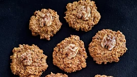 Ovesné sušenky s jablkem a ořechy