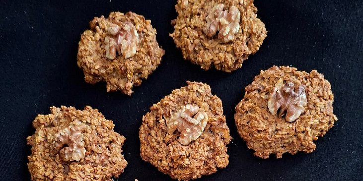 Ovesné sušenky s jablkem a ořechy