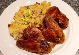 Pečená křídla a šťouchačky se slaninou