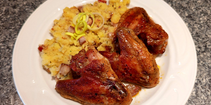 Pečená křídla a šťouchačky se slaninou