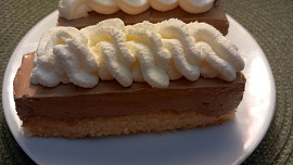 Řezy se smetanovo-čokoládovým krémem a šlehačkou