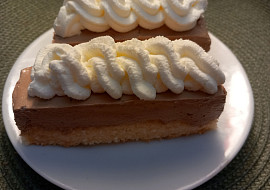 Řezy se smetanovo-čokoládovým krémem a šlehačkou