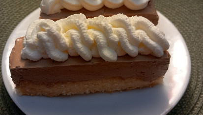 Řezy se smetanovo-čokoládovým krémem a šlehačkou