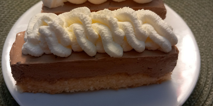 Řezy se smetanovo-čokoládovým krémem a šlehačkou