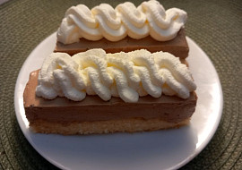 Řezy se smetanovo-čokoládovým krémem a šlehačkou