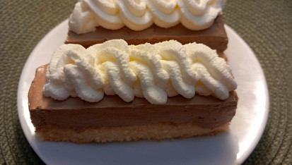 Řezy se smetanovo-čokoládovým krémem a šlehačkou