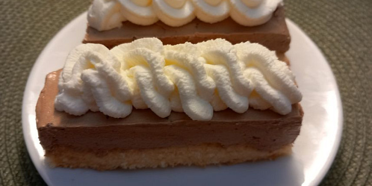 Řezy se smetanovo-čokoládovým krémem a šlehačkou