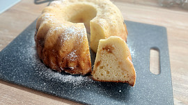 Vláčná tvarohová bábovka s marmeládou