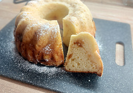 Vláčná tvarohová bábovka s marmeládou