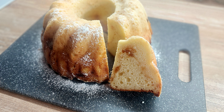 Vláčná tvarohová bábovka s marmeládou