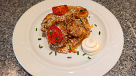 Zapečené brambory s krkovičkou a zeleninou