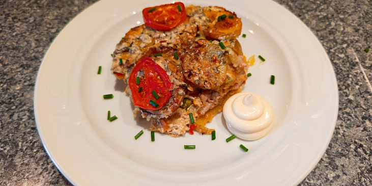 Zapečené brambory s krkovičkou a zeleninou