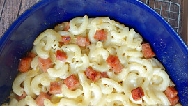 Zapečené těstoviny se salámem, sýrem a vajíčkem