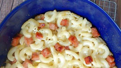 Zapečené těstoviny se salámem, sýrem a vajíčkem