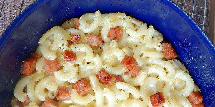 Zapečené těstoviny se salámem, sýrem a vajíčkem