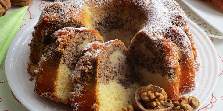 Bábovka z pomazánkového másla s ořechy