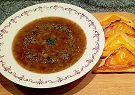 Cibulačka s červeným vínem