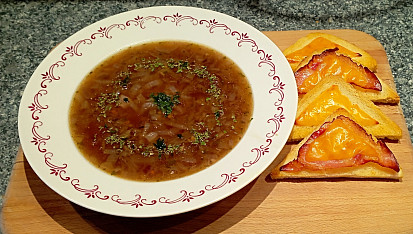 Cibulačka s červeným vínem