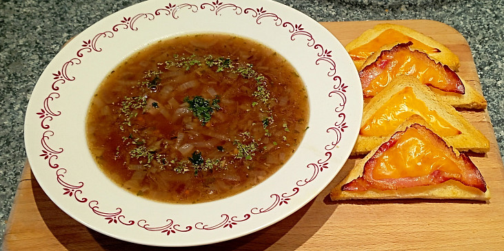 Cibulačka s červeným vínem