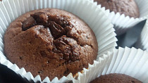 Čokoládové muffiny s kousky čokolády