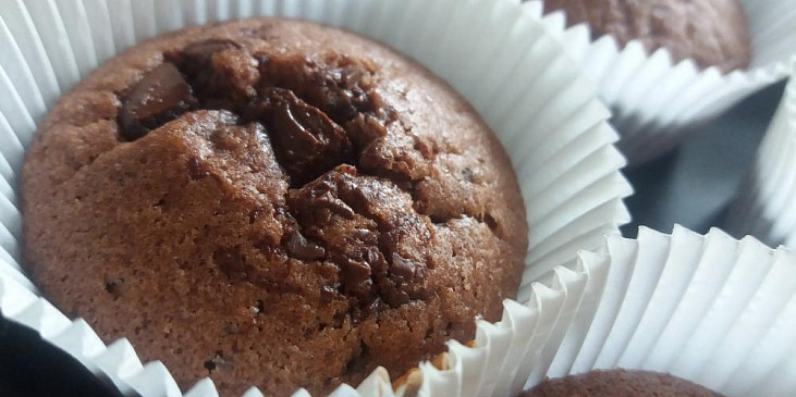 Čokoládové muffiny s kousky čokolády