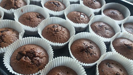 Čokoládové muffiny s kousky čokolády