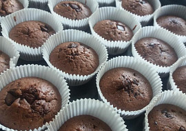 Čokoládové muffiny s kousky čokolády