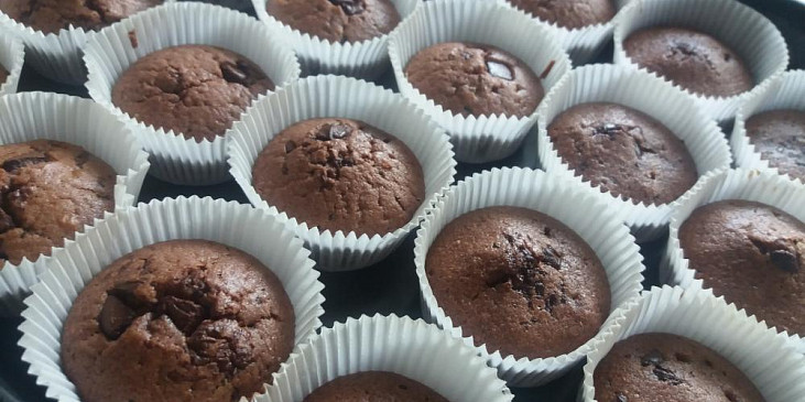 Čokoládové muffiny s kousky čokolády