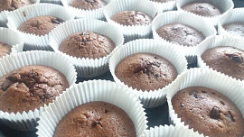 Čokoládové muffiny s kousky čokolády