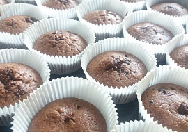 Čokoládové muffiny s kousky čokolády