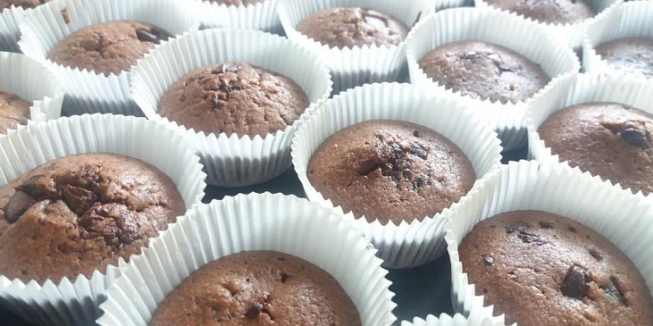 Čokoládové muffiny s kousky čokolády