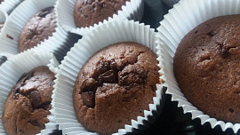 Čokoládové muffiny s kousky čokolády