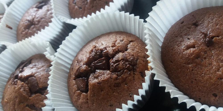 Čokoládové muffiny s kousky čokolády