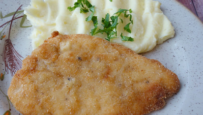 Kuřecí řízek s bramborovou kaší, Smaženo na řepkovém oleji, bez mražené zeleniny.