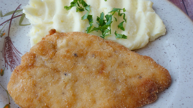 Kuřecí řízek s bramborovou kaší, Smaženo na řepkovém oleji, bez mražené zeleniny.