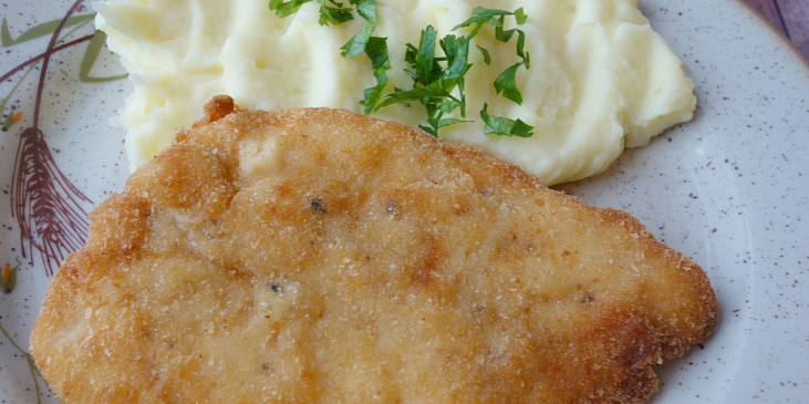 Kuřecí řízek s bramborovou kaší (Smaženo na řepkovém ojeji.)