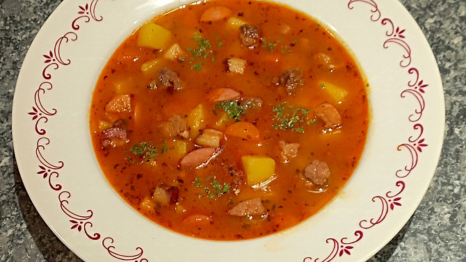 Rychlá gulášová polévka z mletého masa