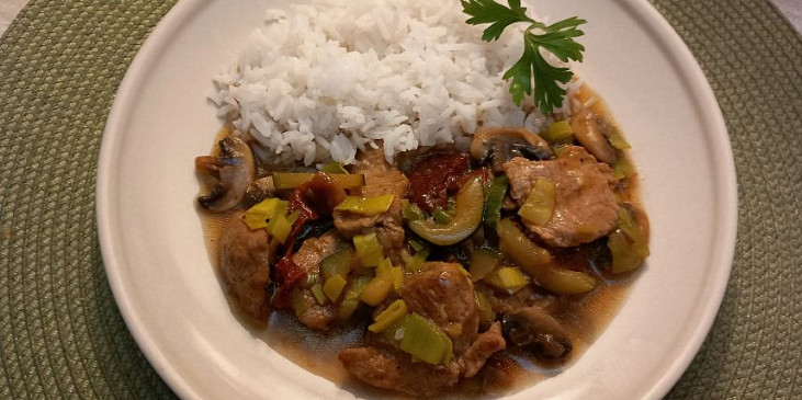 Vepřové plátky na žampionech, cuketě, pórku a rajčatech.