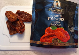 Vepřové plátky na žampionech, cuketě, pórku a rajčatech.