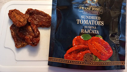 Vepřové plátky na žampionech, cuketě, pórku a rajčatech.