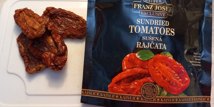 Vepřové plátky na žampionech, cuketě, pórku a rajčatech.