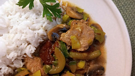 Vepřové plátky na žampionech, cuketě, pórku a rajčatech.